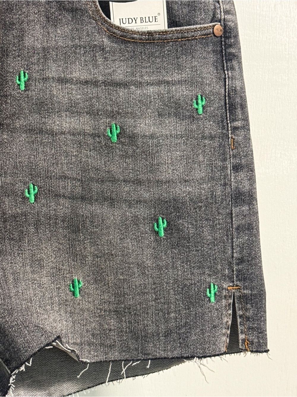 Judy Blue NWT Cactus Embroidered Denim Shorts XL Gray Raw Hem - Picture 6 of 17